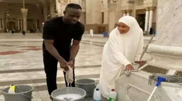 شاهد ساديو ماني وزوجته يفعلان لحظة مؤثرة في المسجد النبوي